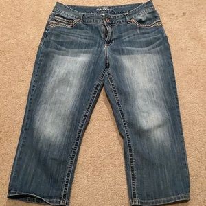 Maurices denim capris. Size 13/14 great condition.